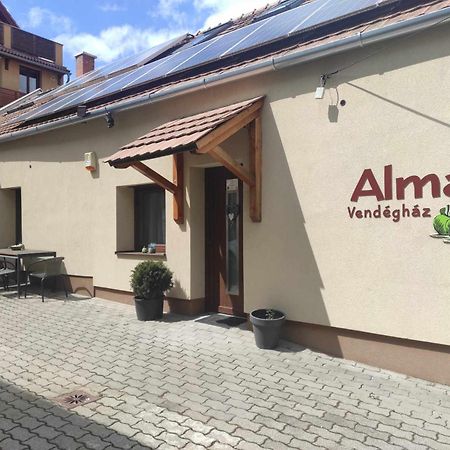 Hotel Alma Vendégház à Veszprém Extérieur photo